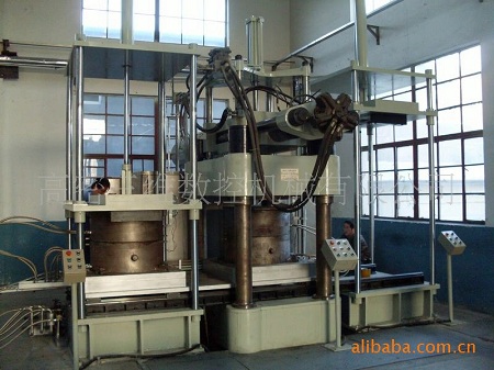 国内第一台两工位橡胶轮胎胶囊注射硫化机